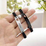 Bracelet gourmette en acier inoxydable argent et noir avec cordelette tressée et gravure personnalisée.