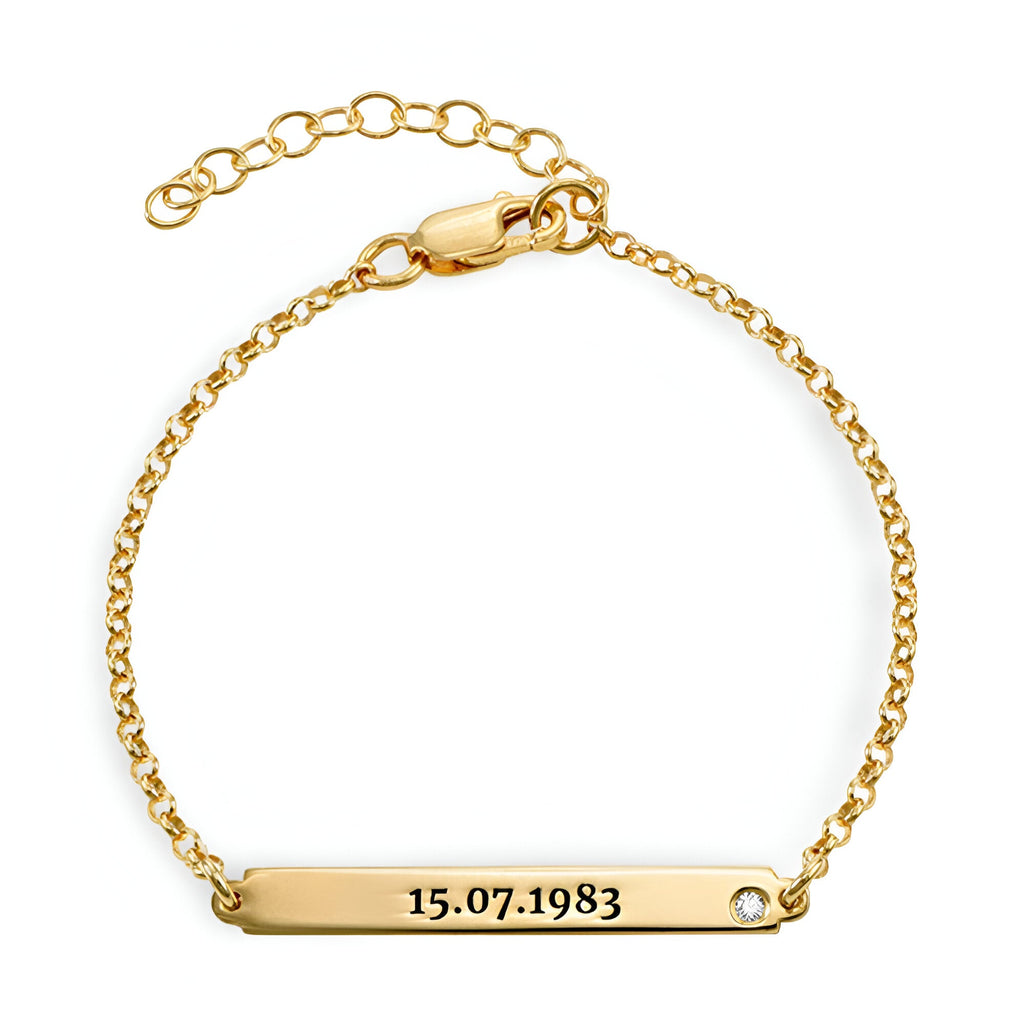 Bracelet gourmette en or avec plaque gravée et petit oxyde de zirconium intégré.