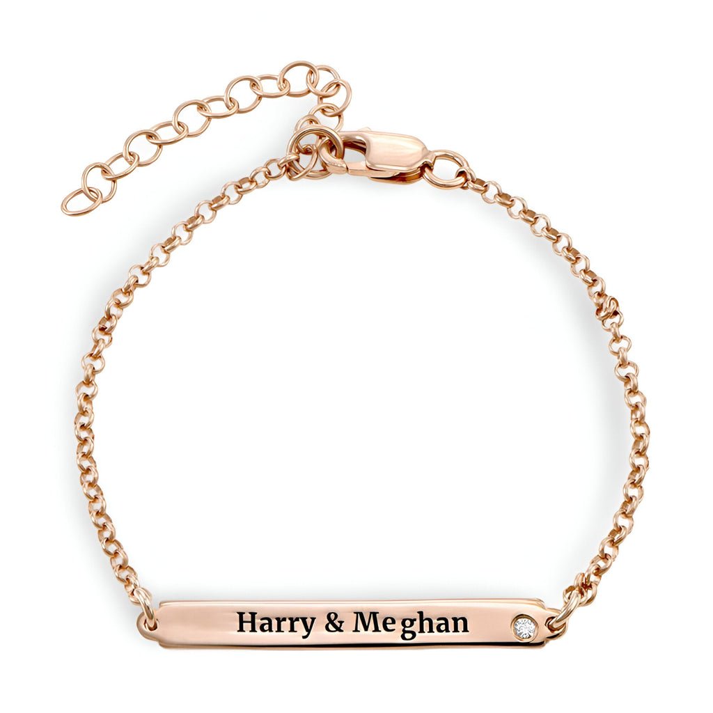 Bracelet gourmette en argent rosé avec plaque gravée "Harry & Meghan" et chaîne fine ajustable.