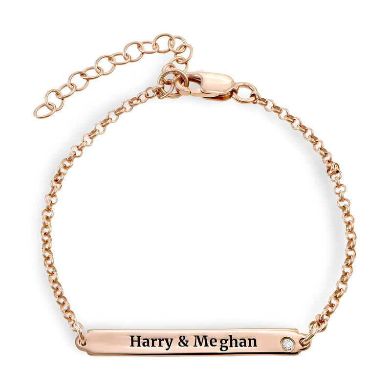 Bracelet gourmette en argent rosé avec plaque gravée "Harry & Meghan" et chaîne fine ajustable.