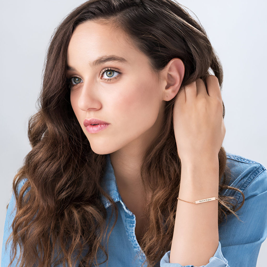 Bracelet gourmette en argent sterling avec zircons, porté au poignet d’une femme aux cheveux bruns, style épuré.