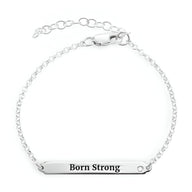 Bracelet gourmette en argent sterling avec plaque gravée "Born Strong" et oxyde de zirconium.