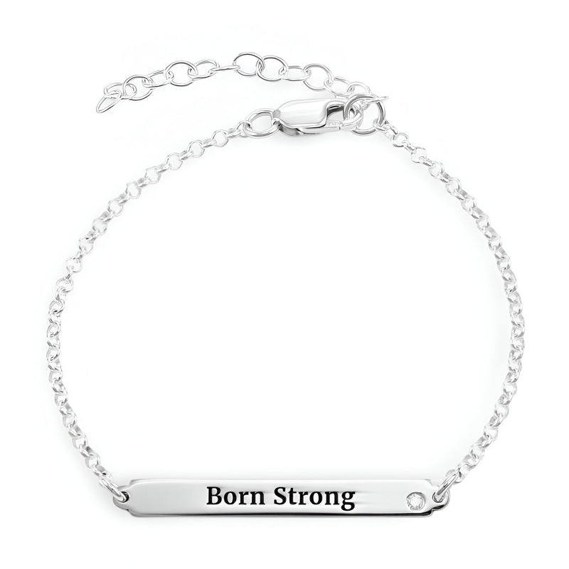 Bracelet gourmette en argent sterling avec plaque gravée "Born Strong" et oxyde de zirconium.
