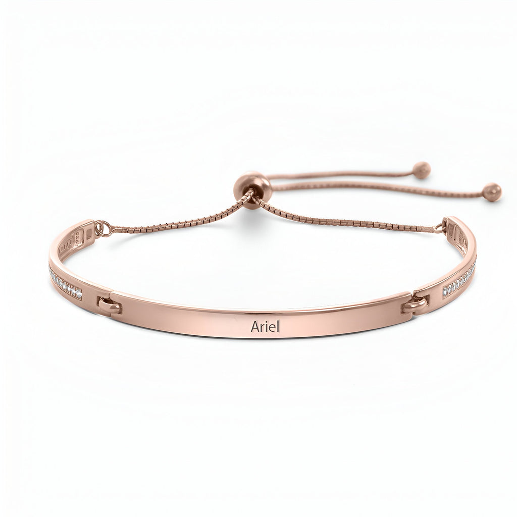 Bracelet gourmette en or rosé ajustable avec gravure personnalisée et détails en oxyde de zirconium.