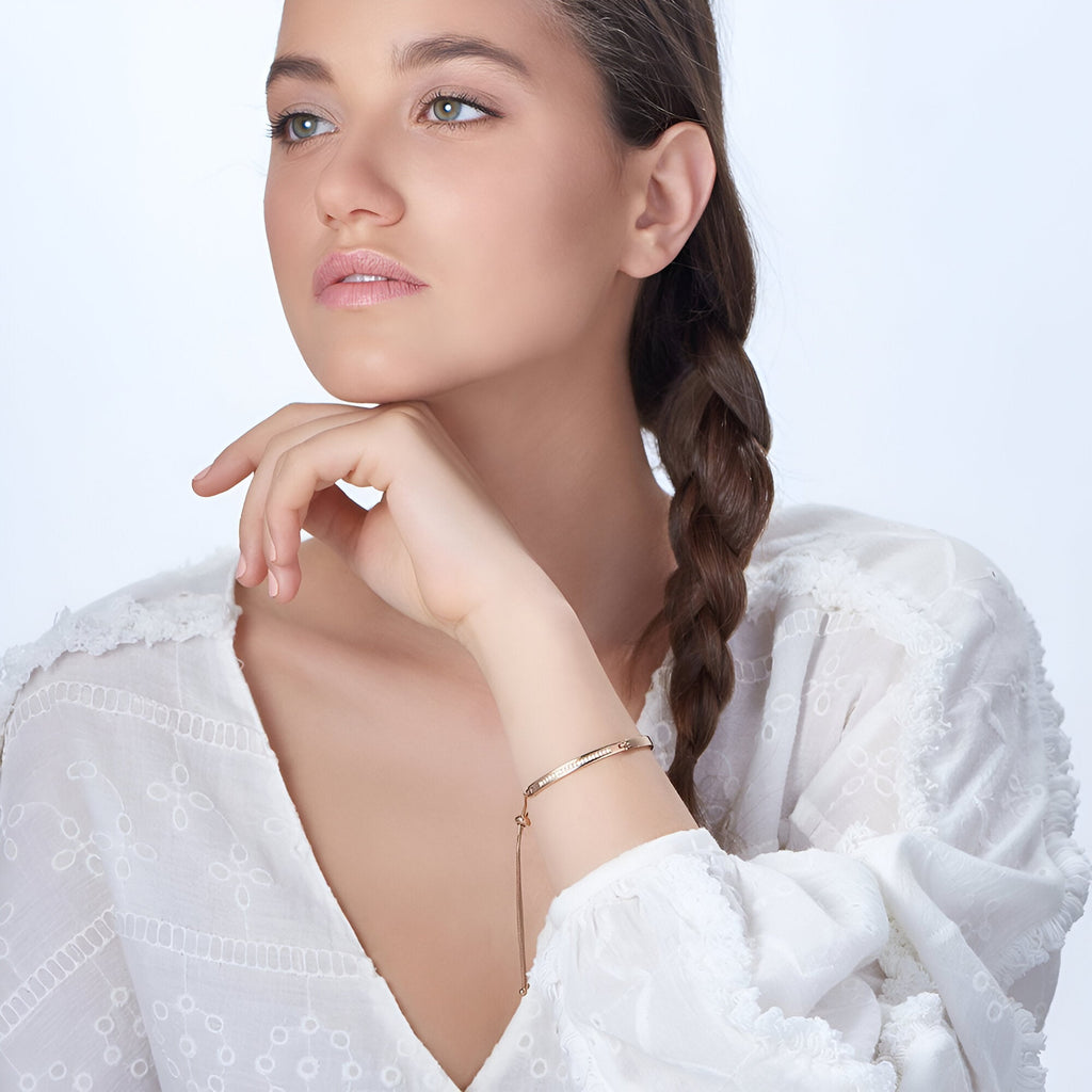 Bracelet gourmette fin en argent sterling orné de zirconium, style délicat pour femme.