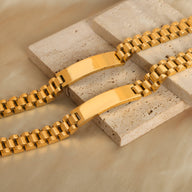 Bracelet gourmette en titane plaqué or, maillons larges et plaque lisse, style montre, modèle Léna.