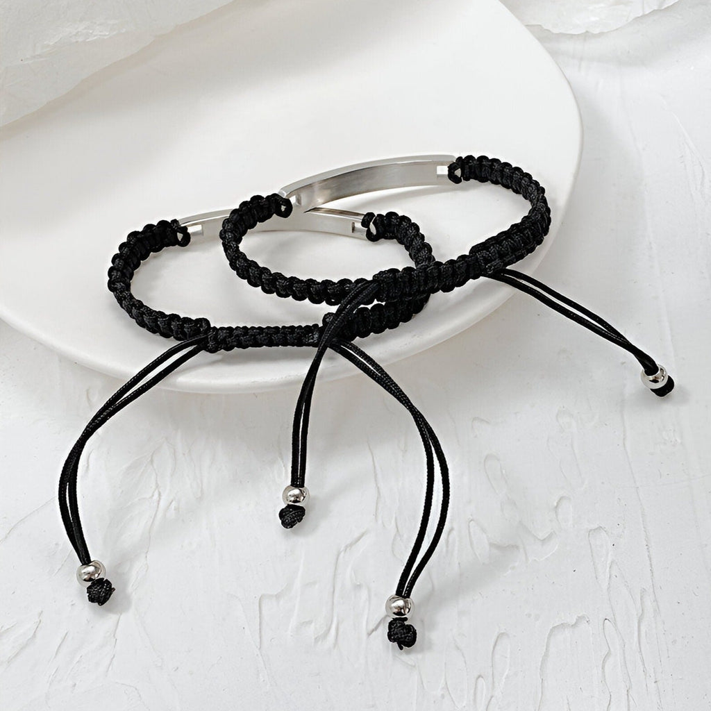 Bracelets gourmettes cordon noirs avec plaque argentée et pierre zirconium, style mixte.