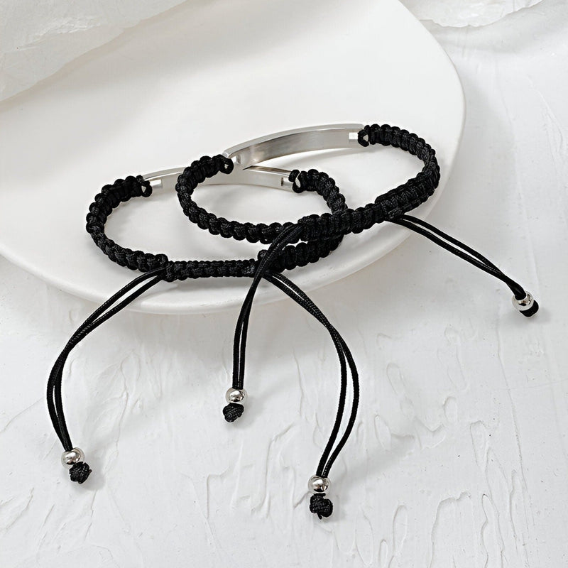 Bracelets gourmettes cordon noirs avec plaque argentée et pierre zirconium, style mixte.