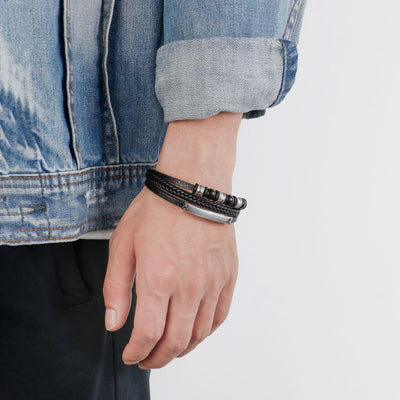 Bracelet homme multi-rangs en cuir noir avec perles d'onyx et fermoir magnétique argenté.