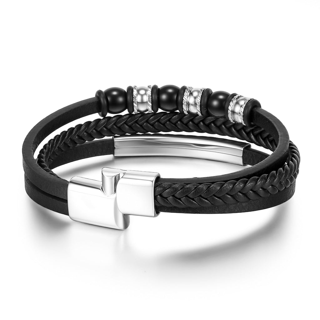 Bracelet homme multi-rangs en cuir noir tressé et lisse avec perles onyx noires et fermoir magnétique argenté.