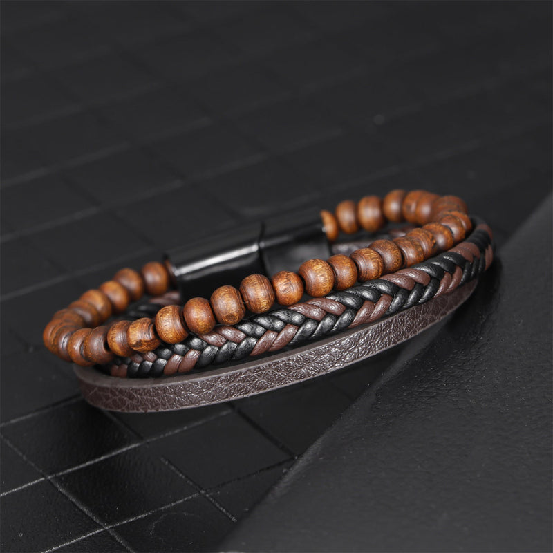 Bracelet homme multiple rangs en cuir marron tressé et perles en bois clair avec fermoir magnétique noir.