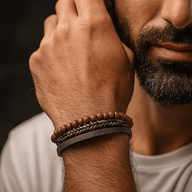 Bracelet homme multi-rangs en cuir marron tressé et perles bois, fermoir magnétique noir, style naturel urbain.