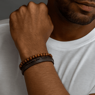 Bracelet homme mêlant cuir tressé brun foncé et perles en bois naturel avec fermoir magnétique métallique.