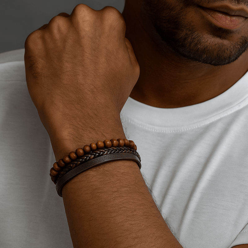 Bracelet homme mêlant cuir tressé brun foncé et perles en bois naturel avec fermoir magnétique métallique.