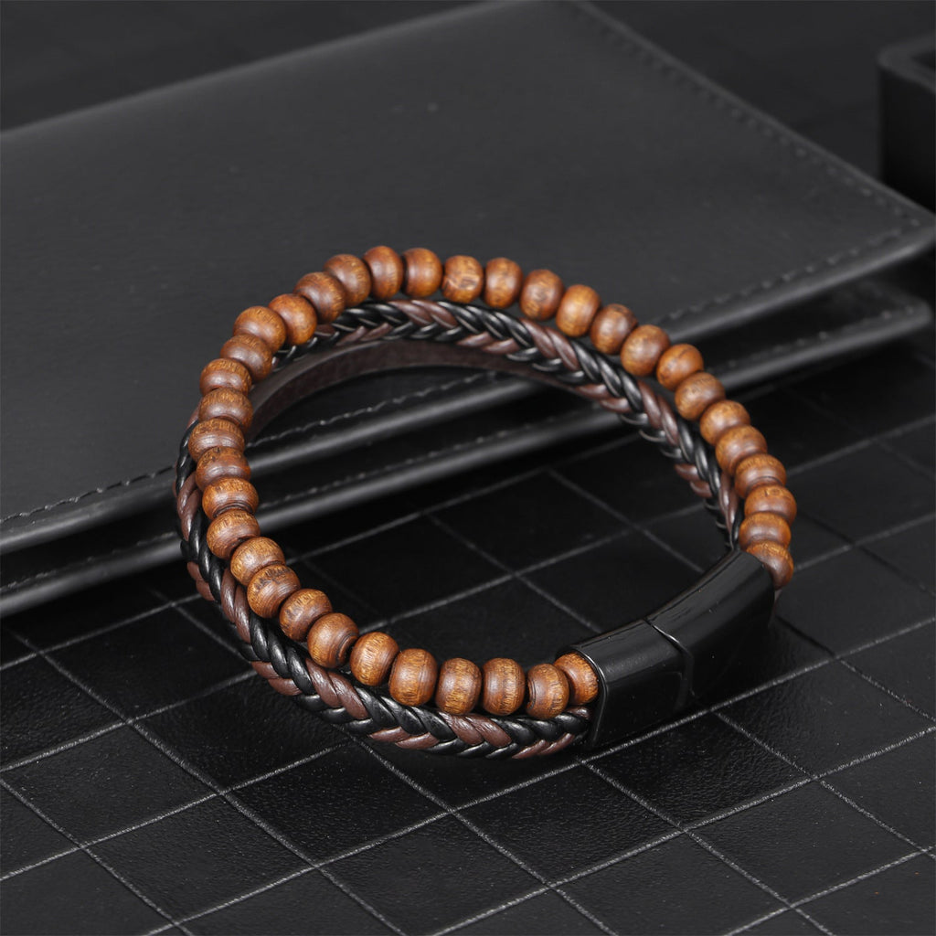 Bracelet pour homme en cuir tressé noir avec perles en bois marron et fermoir magnétique noir.