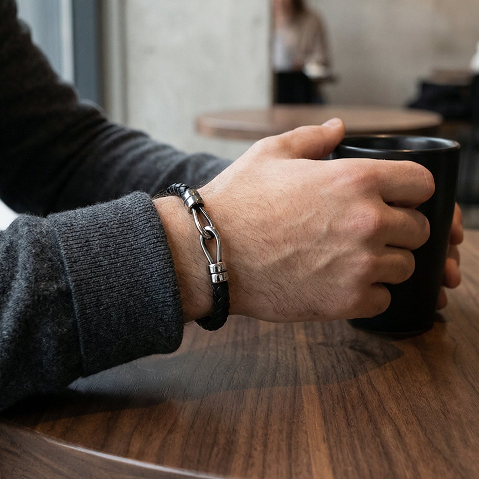 Bracelet homme cuir tressé noir et acier inoxydable, double anneau, style minimaliste moderne, modèle Artel