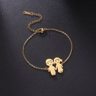 Bracelet fin en acier inoxydable doré avec pendentif deux personnages stylisés unis, chaîne délicate.