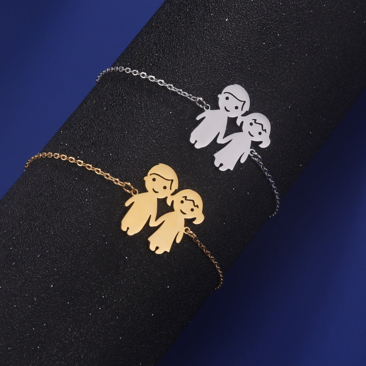Bracelet mixte en acier inoxydable or avec pendentif figures stylisées, chaîne fine, design Nuri  .