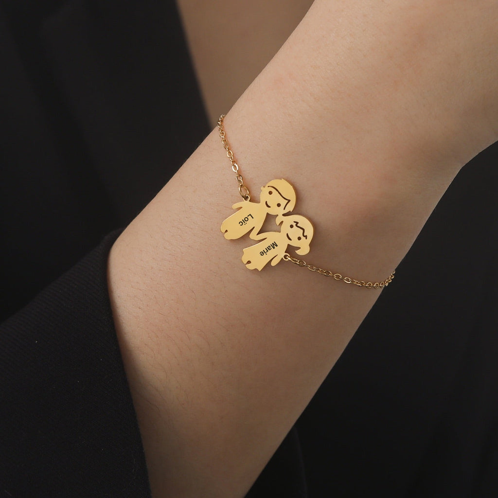 Bracelet chaîne fine en acier inoxydable doré avec pendentif personnalisé deux personnages stylisés.