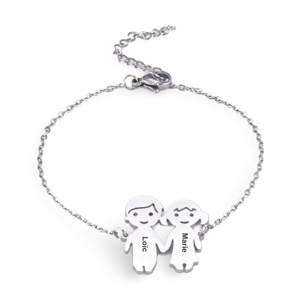 Bracelet en acier inoxydable argenté avec pendentifs personnages personnalisés gravés « Loïc » et « Maël ».
