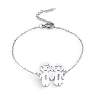 Bracelet en acier inoxydable argenté avec pendentifs personnages personnalisés gravés « Loïc » et « Maël ».
