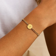 Bracelet gourmette en acier doré avec médaille ronde gravée du symbole astrologique Bélier, style fin et discret.