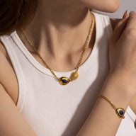 Bracelet doré en acier inoxydable avec pierre bleue de lapis lazuli incrustée, modèle Yadira.