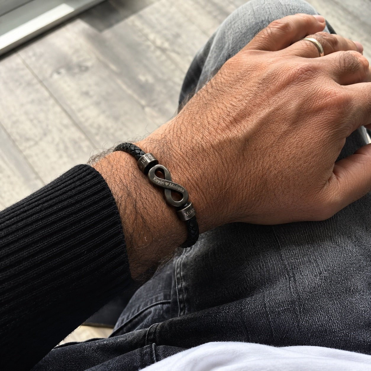 Bracelet infini personnalisable, croûte de cuir noir tressée, 2 anneaux à graver, acier inoxydable, fermoir magnétique, modèle Hestio