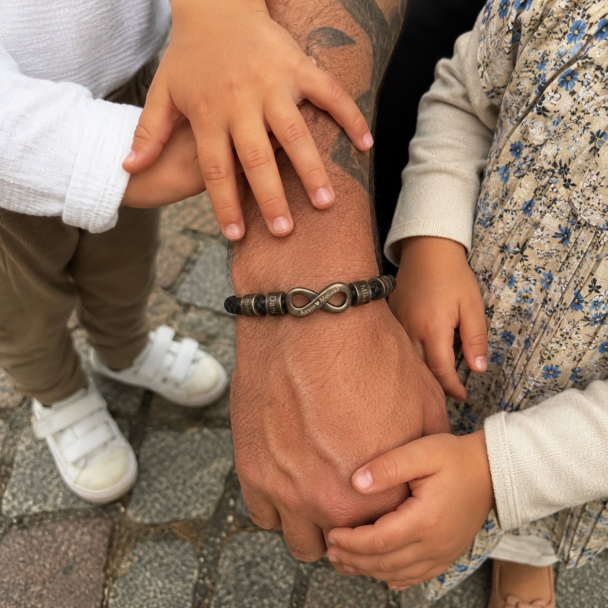 Bracelet infini personnalisable, croûte de cuir noir tressée, 4 anneaux à graver, acier inoxydable, fermoir magnétique, modèle Hestio