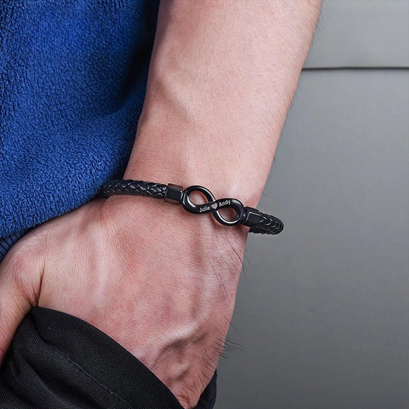 Bracelet en cuir noir tressé avec ornement infini en métal noir mat, modèle masculin élégant.