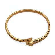 Bracelet jonc or en forme de léopard avec taches noires et yeux verts, modèle Saphira.