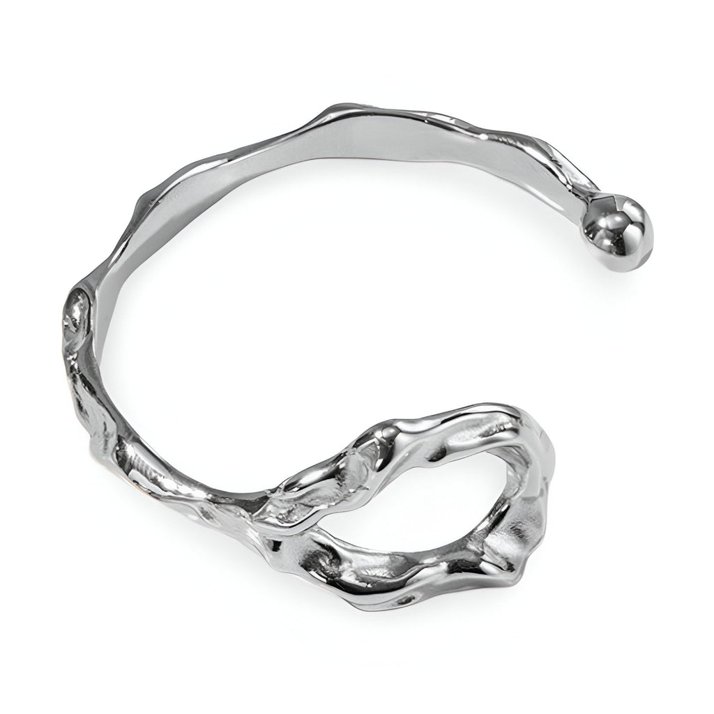 Bracelet jonc argenté en acier inoxydable au design déformé et texturé avec extrémité arrondie.