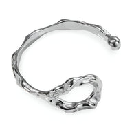 Bracelet jonc argenté en acier inoxydable au design déformé et texturé avec extrémité arrondie.