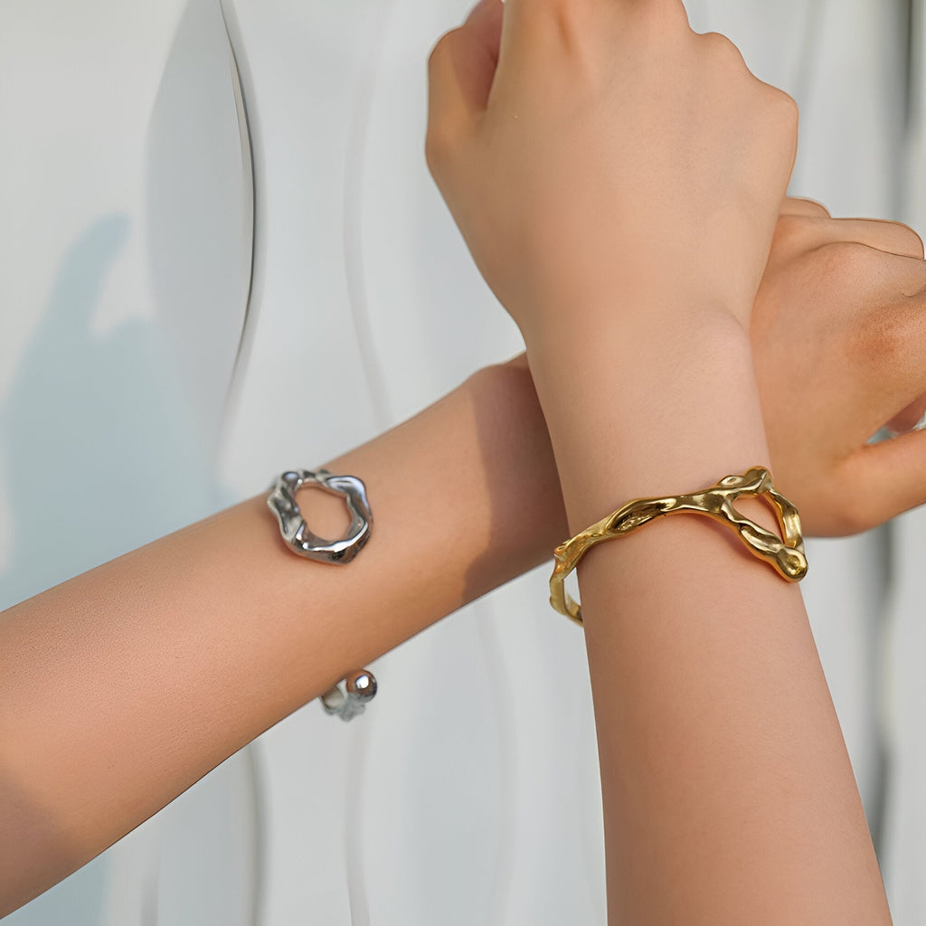 Bracelet jonc argent déformé en acier inoxydable au design organique et contemporain.