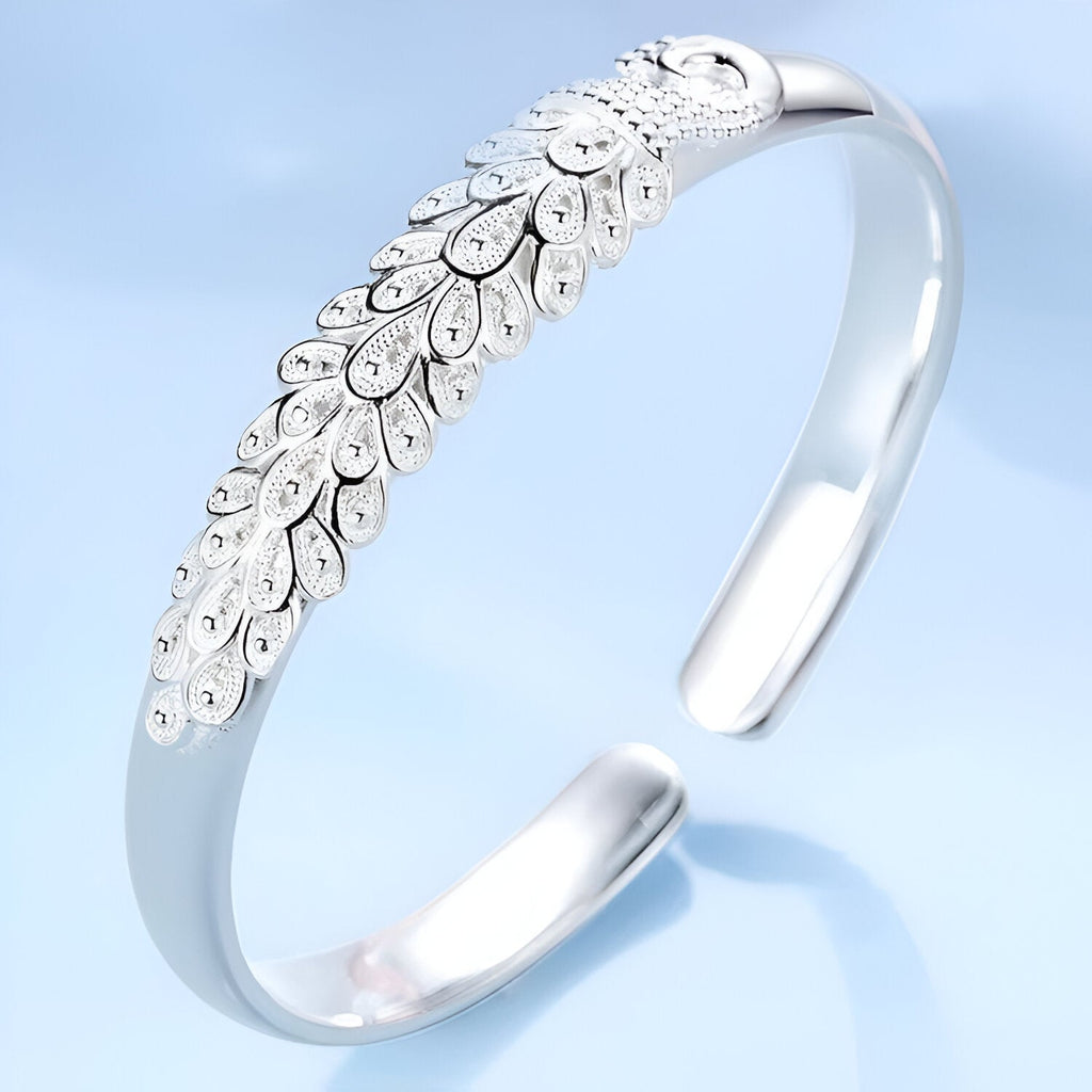 Bracelet jonc en argent sterling avec motif paon délicatement gravé, style élégant pour femme.