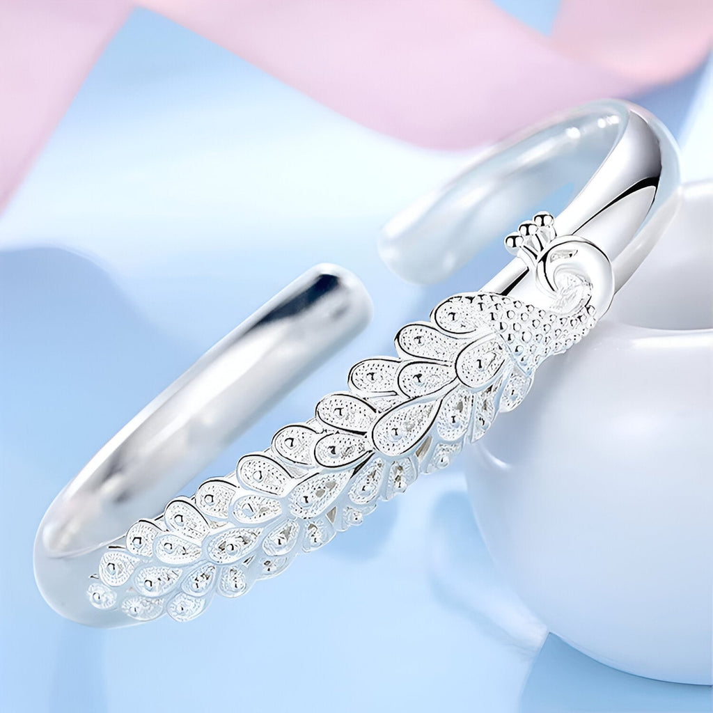 Bracelet jonc en argent sterling avec motif paon délicat et plumes gravées pour femme.