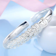 Bracelet jonc en argent sterling avec motif paon délicat et plumes gravées pour femme.