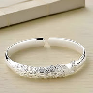 Bracelet jonc en argent sterling orné d'un paon détaillé et élégant pour femme.