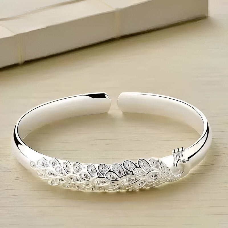 Bracelet jonc en argent sterling orné d'un paon détaillé et élégant pour femme.