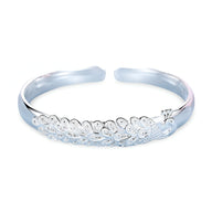 Bracelet jonc en argent sterling avec motif paon délicat et finition polie pour femme.