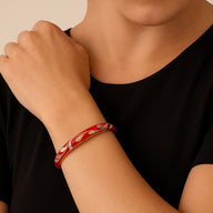 Bracelet jonc fin rouge à motif floral doré scintillant en cuivre plaqué or.