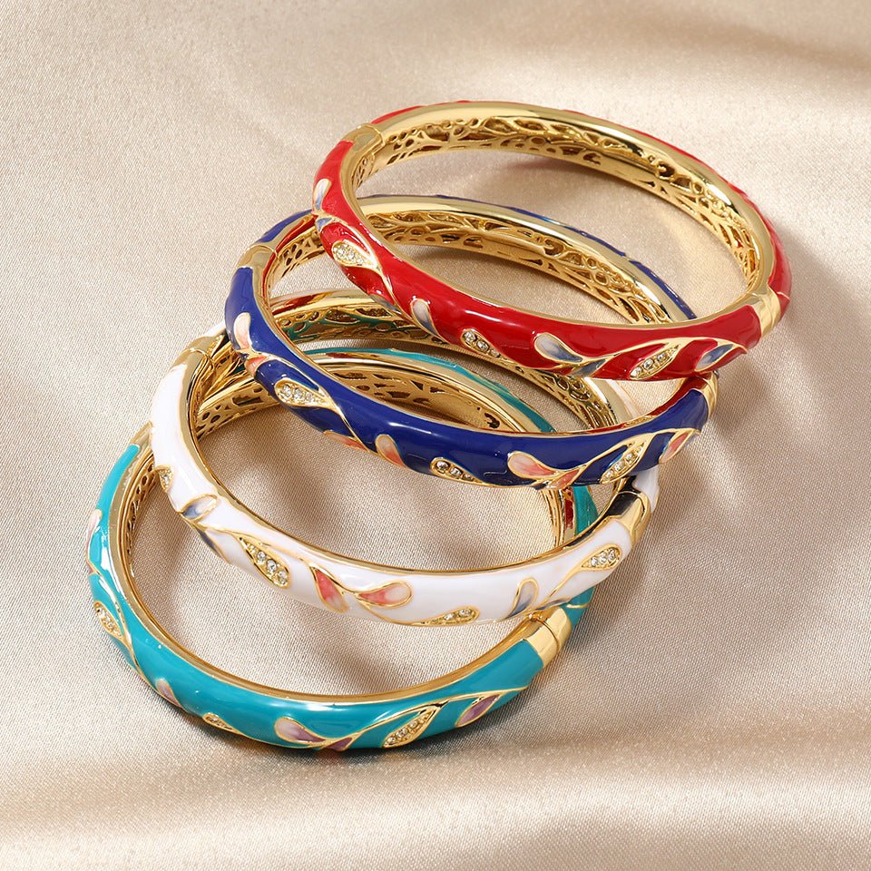 Bracelets joncs en cuivre plaqué or avec motifs floraux scintillants en rouge, bleu foncé, blanc, bleu ciel et vert.