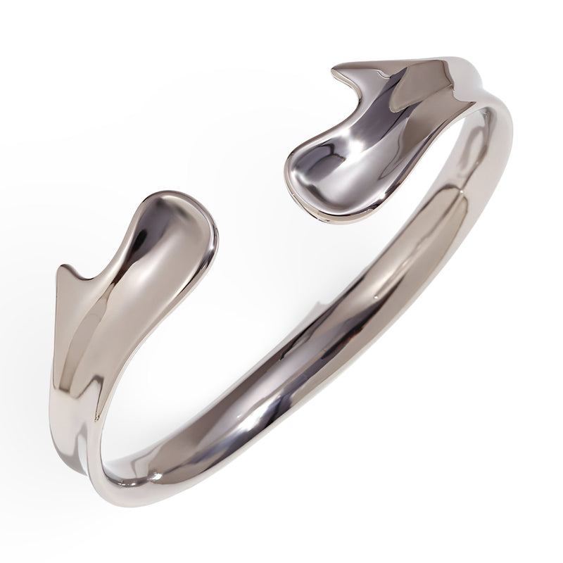 Bracelet jonc en acier inoxydable argenté avec extrémités au design fluide et moderne.