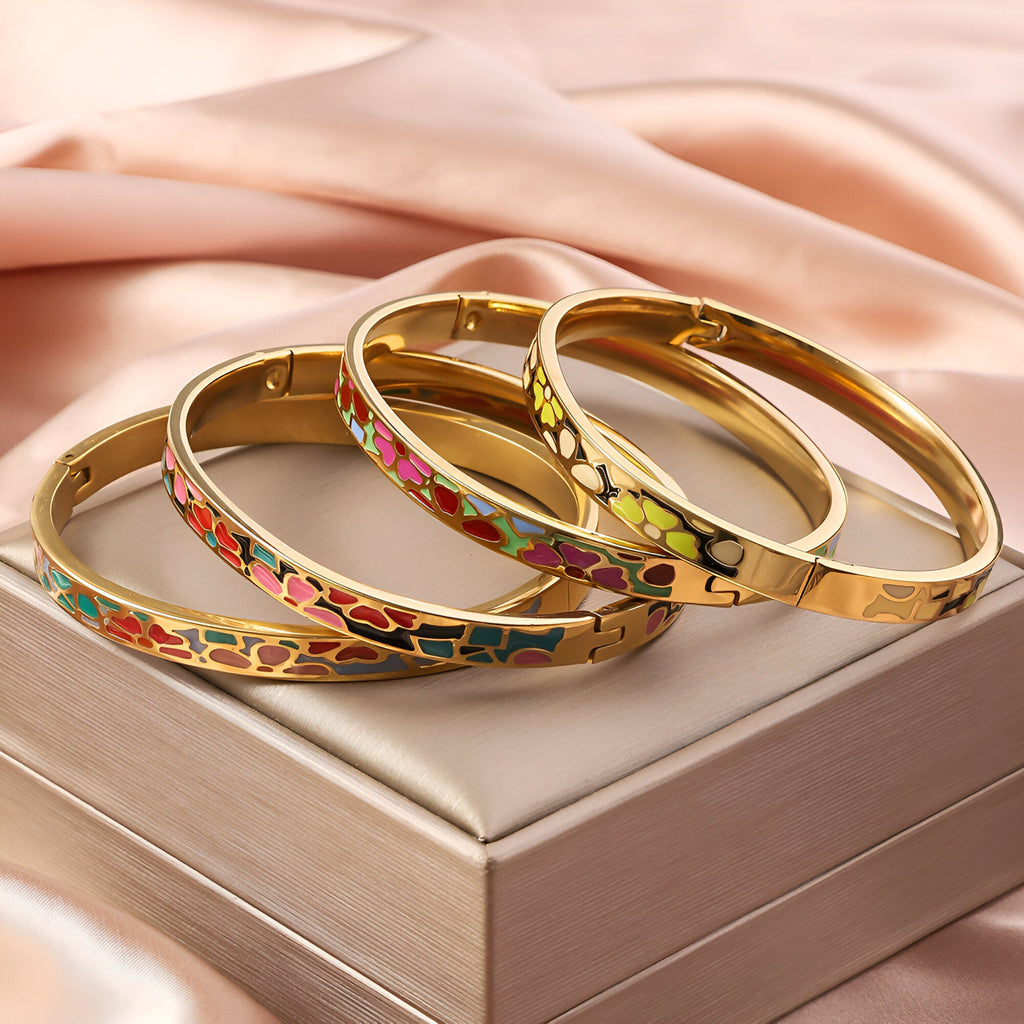 Bracelet jonc doré avec motifs émaillés colorés variés, style Caliesta, pour femme, quatre designs distincts.