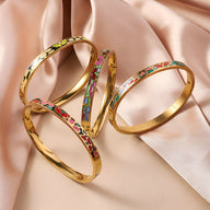 Bracelets joncs dorés avec émaux colorés aux motifs abstraits variés, style élégant féminin.