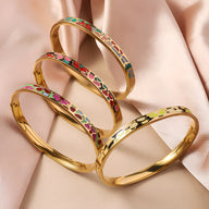 Bracelets jonc en métal doré avec émail coloré et motifs géométriques variés pour femme.