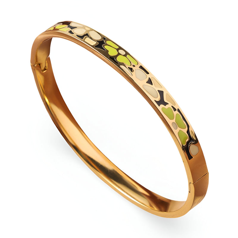Bracelet jonc en métal doré avec émail vert clair, jaune et motifs floraux abstraits.