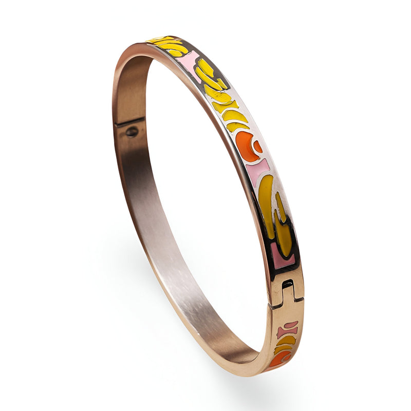 Bracelet jonc en métal doré avec émail coloré jaune, blanc, rose et noir motif abstrait style Sierra.