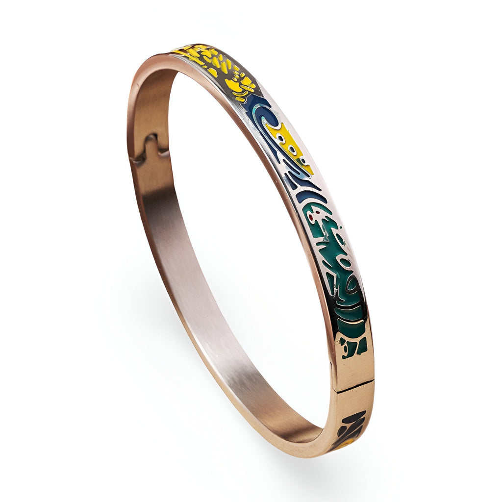 Bracelet jonc en métal doré avec émail coloré jaune, bleu, vert, et motifs artistiques distinctifs.