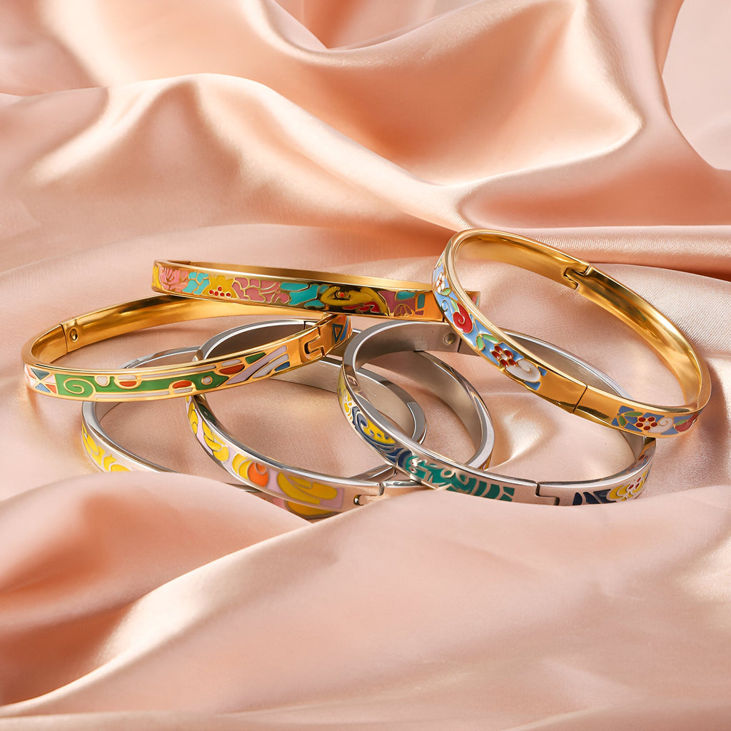 Lot de six bracelets joncs émaillés colorés aux motifs variés sur fond doré, style femme, modèle Sierra.